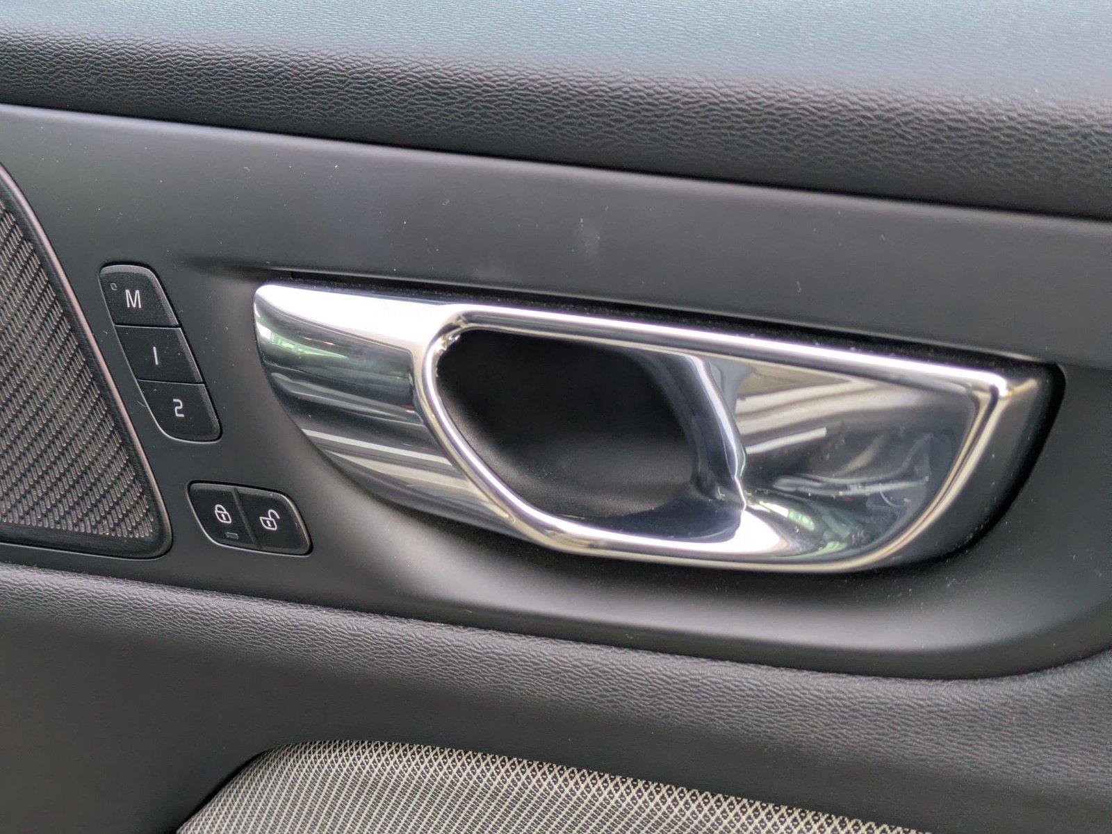 Used 2020 Pebble Grey Metallic Volvo R-Design image 29