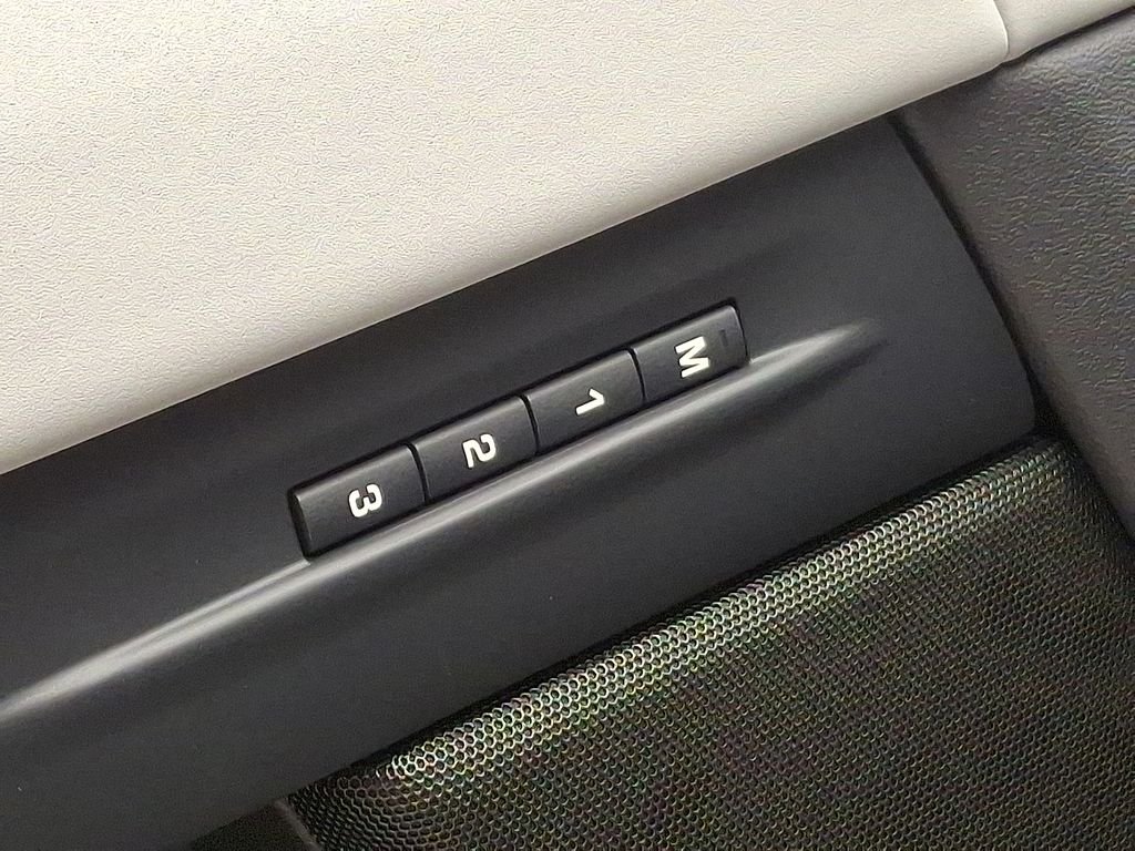New 2026 Seoul Pearl Silver Land Rover S image 20