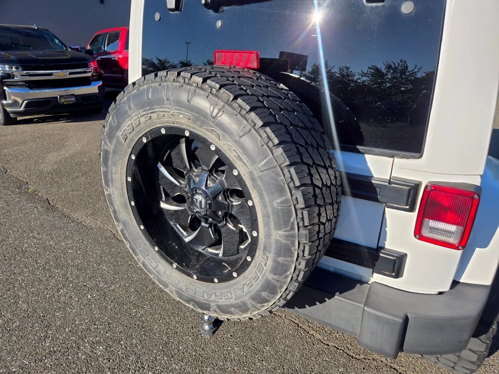 Used 2015 White Jeep Unlimited Rubicon image 9