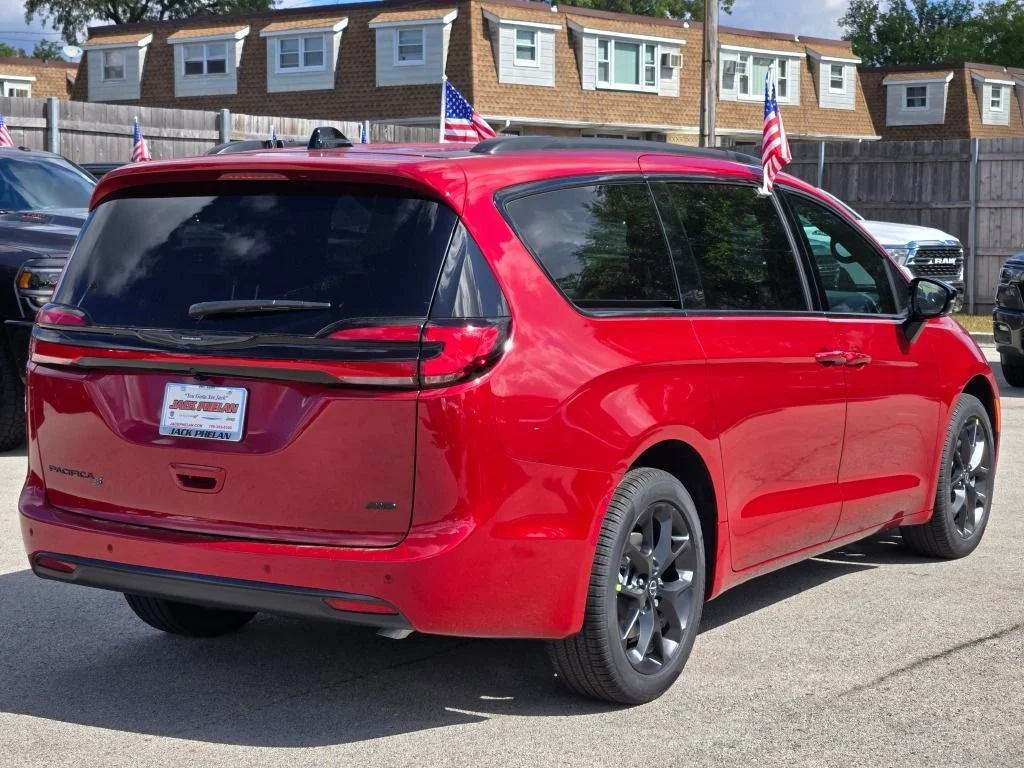New 2026 Red Hot Pearl-Coat Exterior Paint Chrysler Select image 9