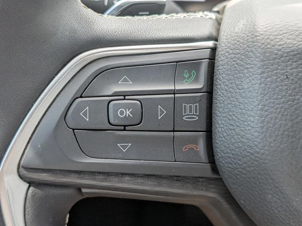 Used 2025 Black Jeep Altitude X image 23