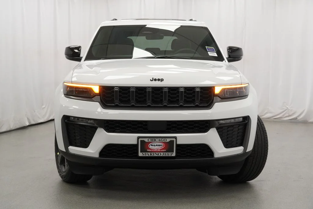 New 2027 Bright White Clear-Coat Paint Jeep Limited image 7