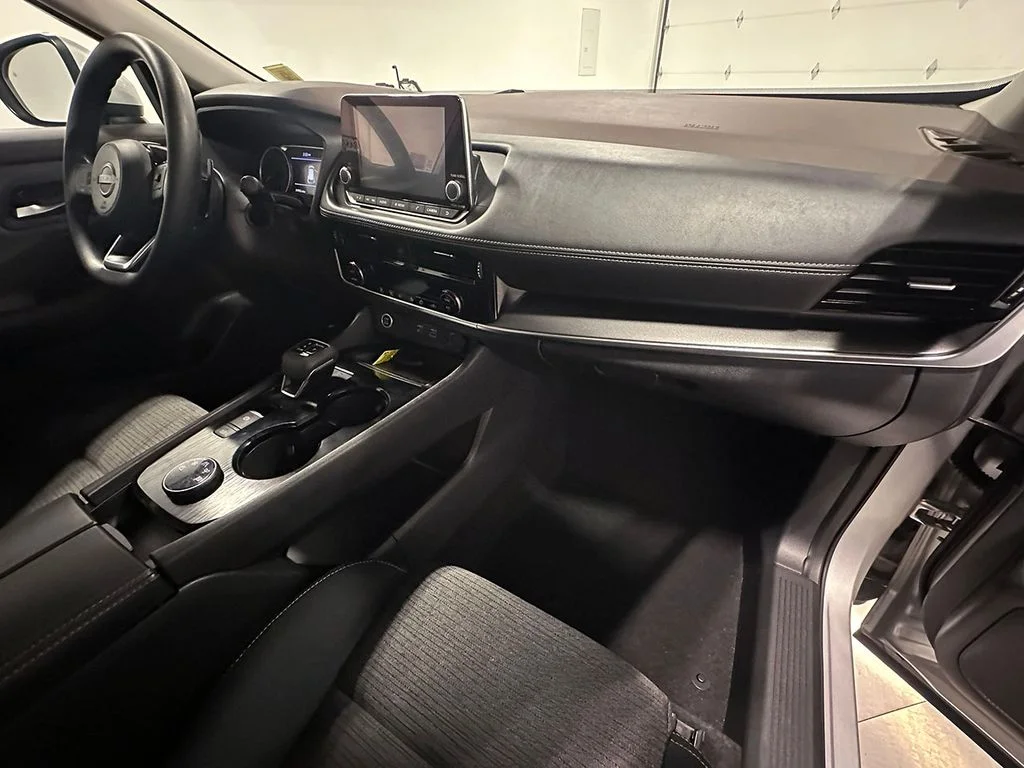 Used 2022 Silver Nissan SV image 28