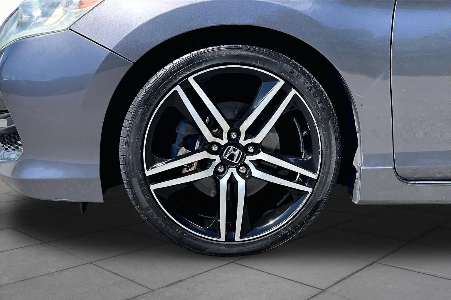 Used 2017 Modern Steel Metallic Honda Sport SE image 11