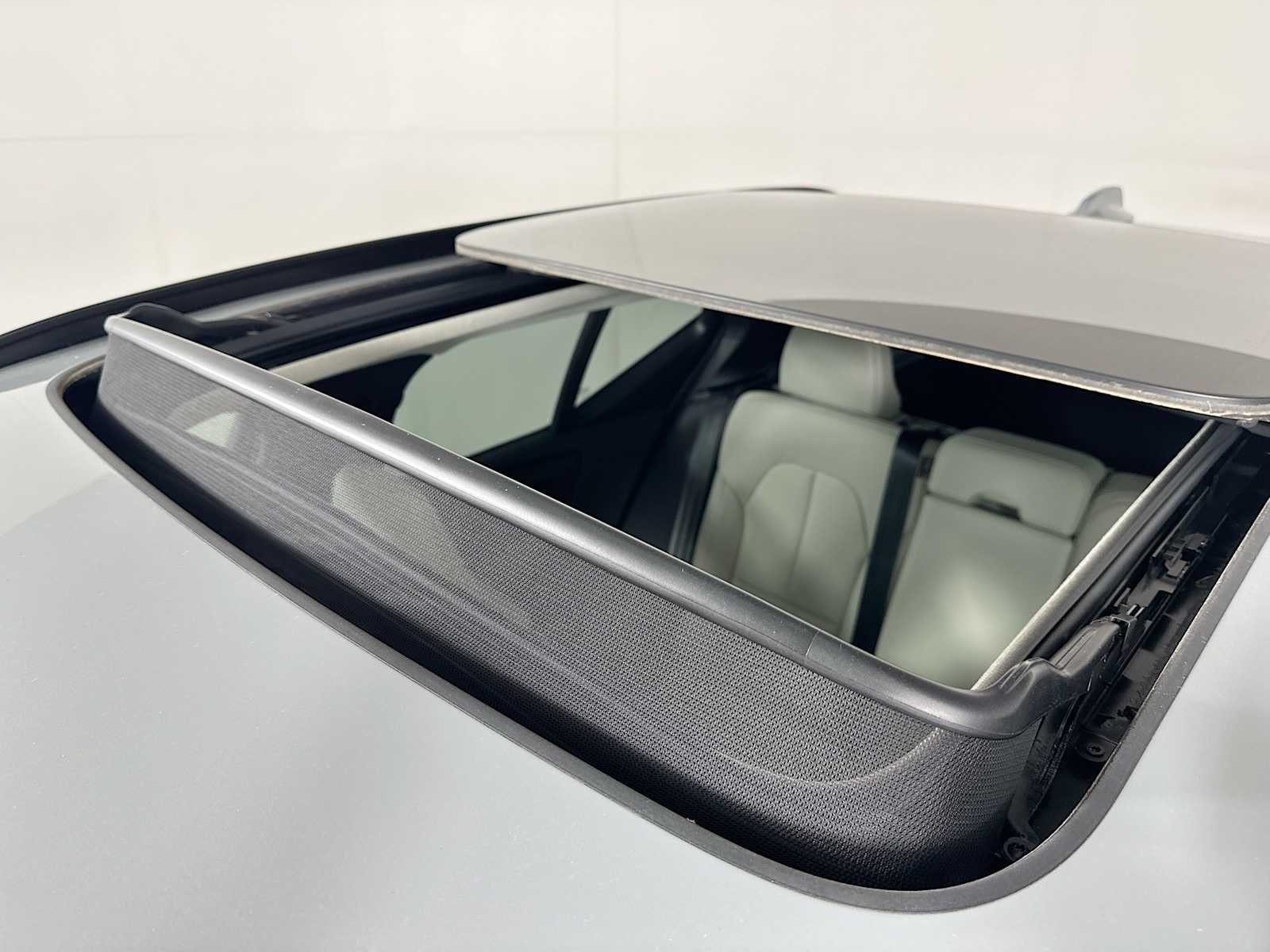 Certified Used 2025 Vapour Grey Volvo Ultra image 19