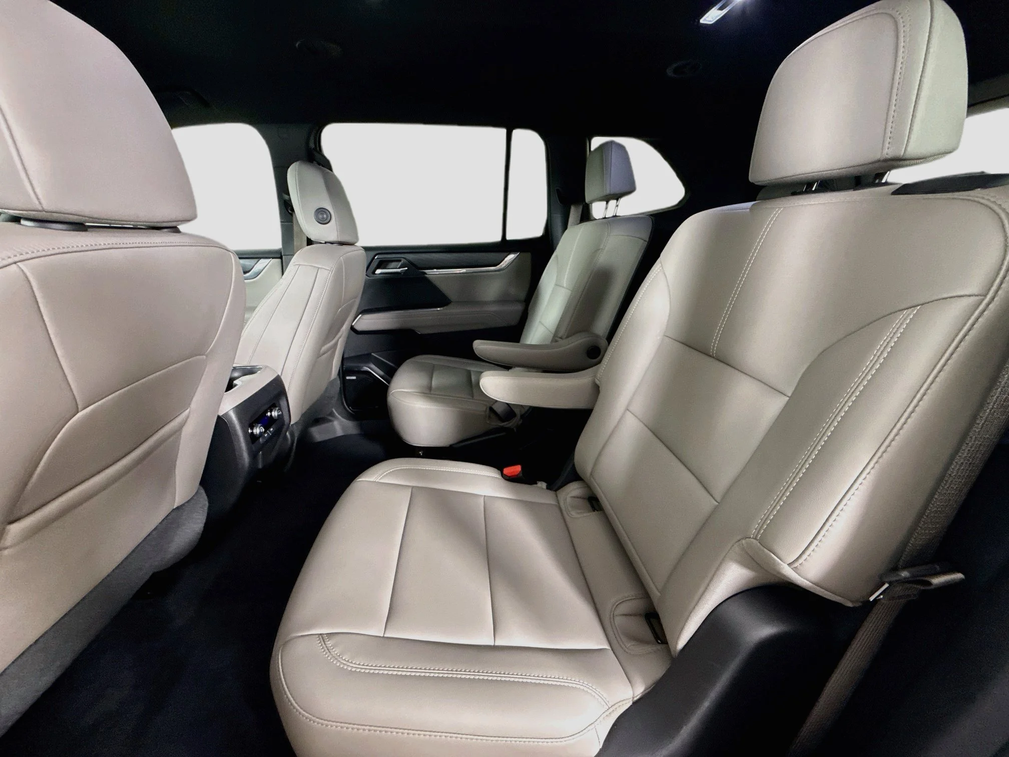 Used 2024 Summit White GMC Elevation image 26