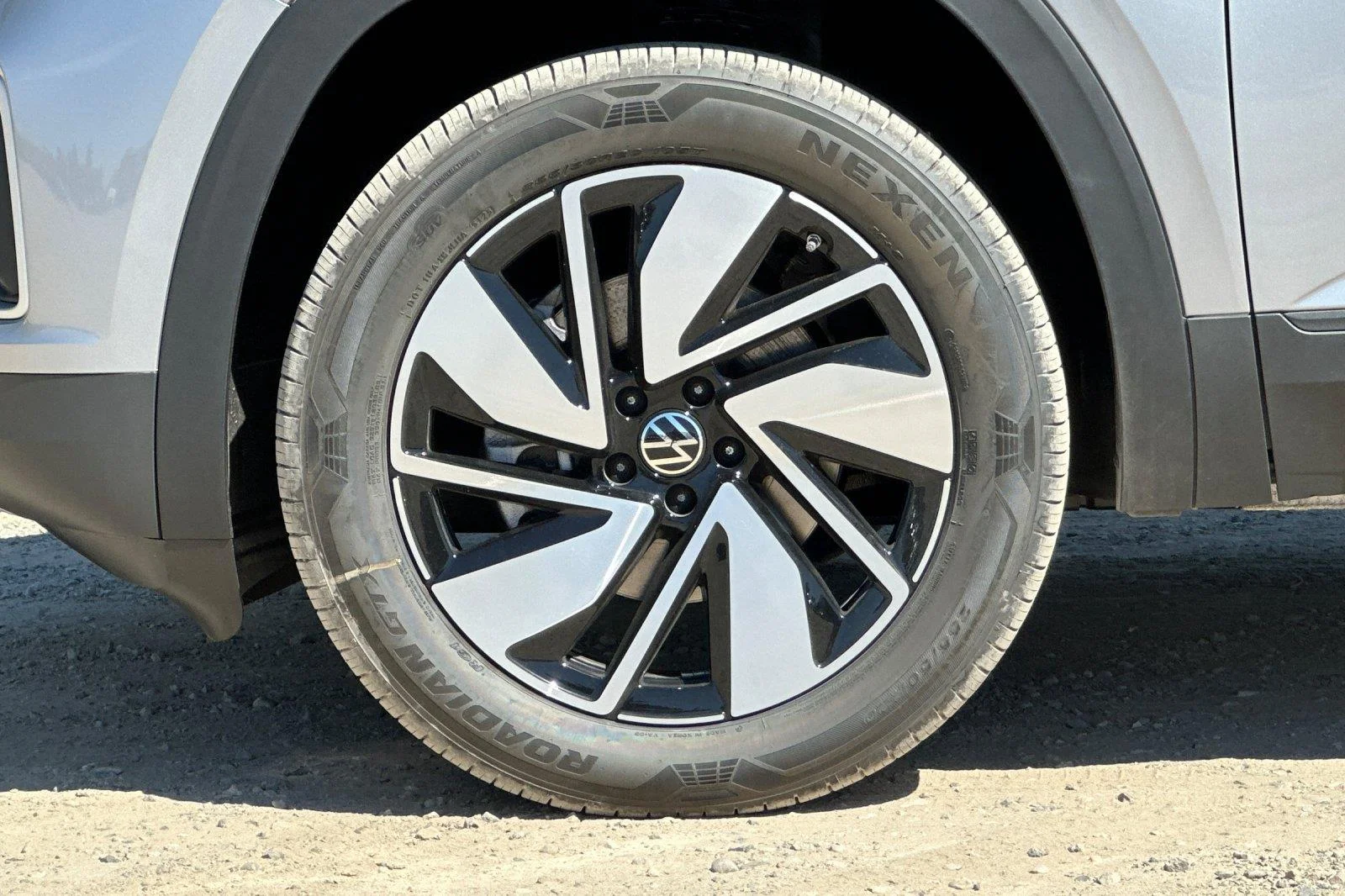 New 2026 Silver Mist Metallic Volkswagen 2.0T SE w/Technology image 25