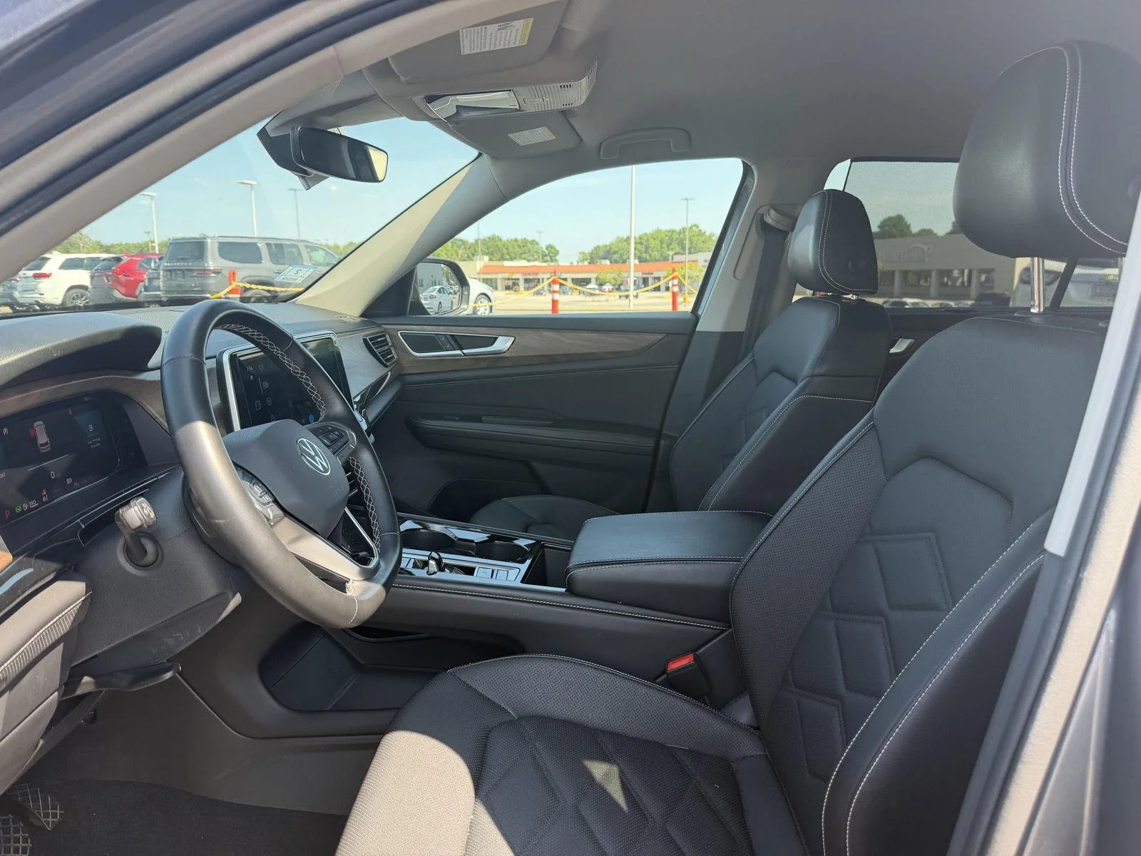 Used 2025  Volkswagen 2.0T SE w/Technology image 12