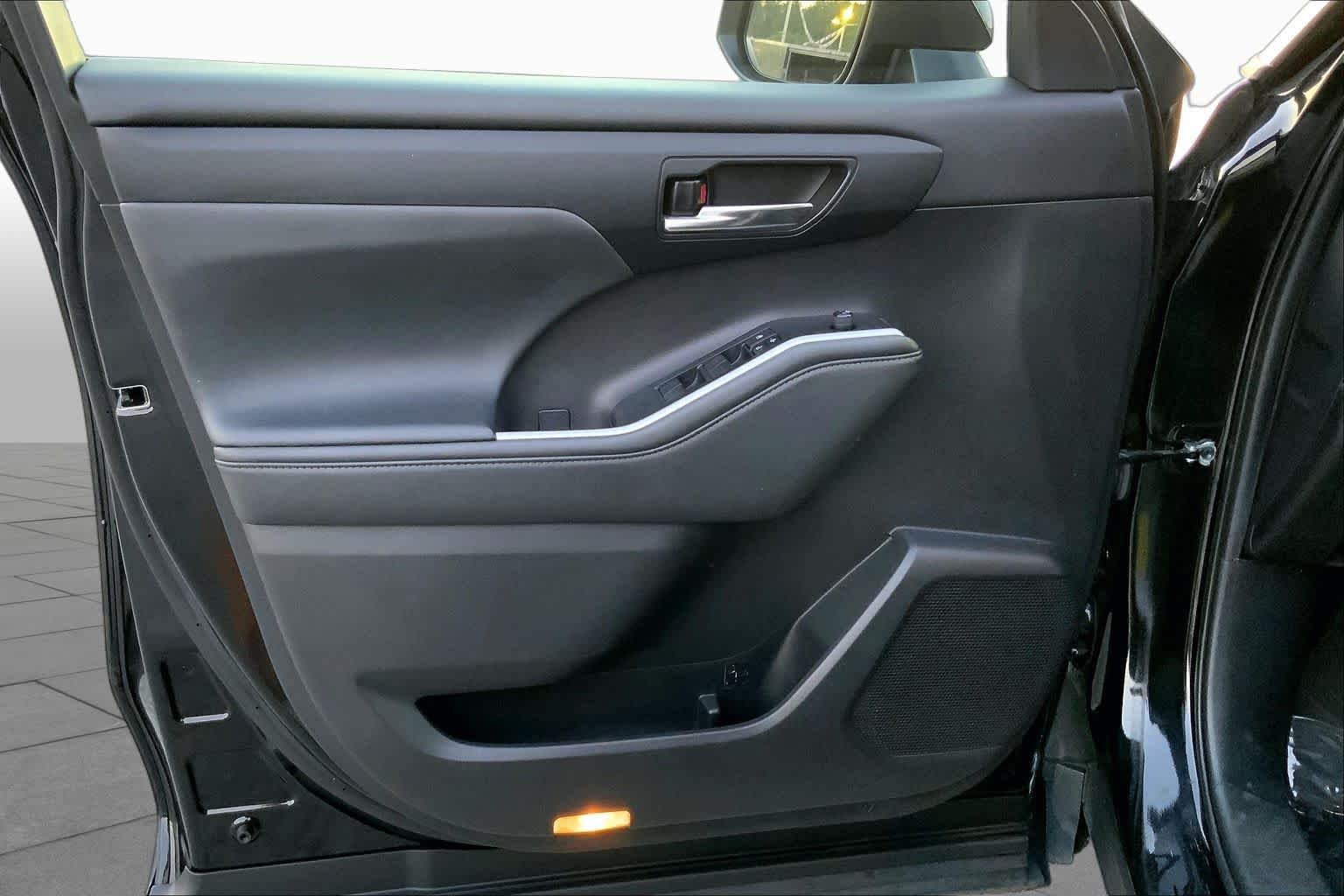Used 2022 Midnight Black Metallic Toyota XLE image 19