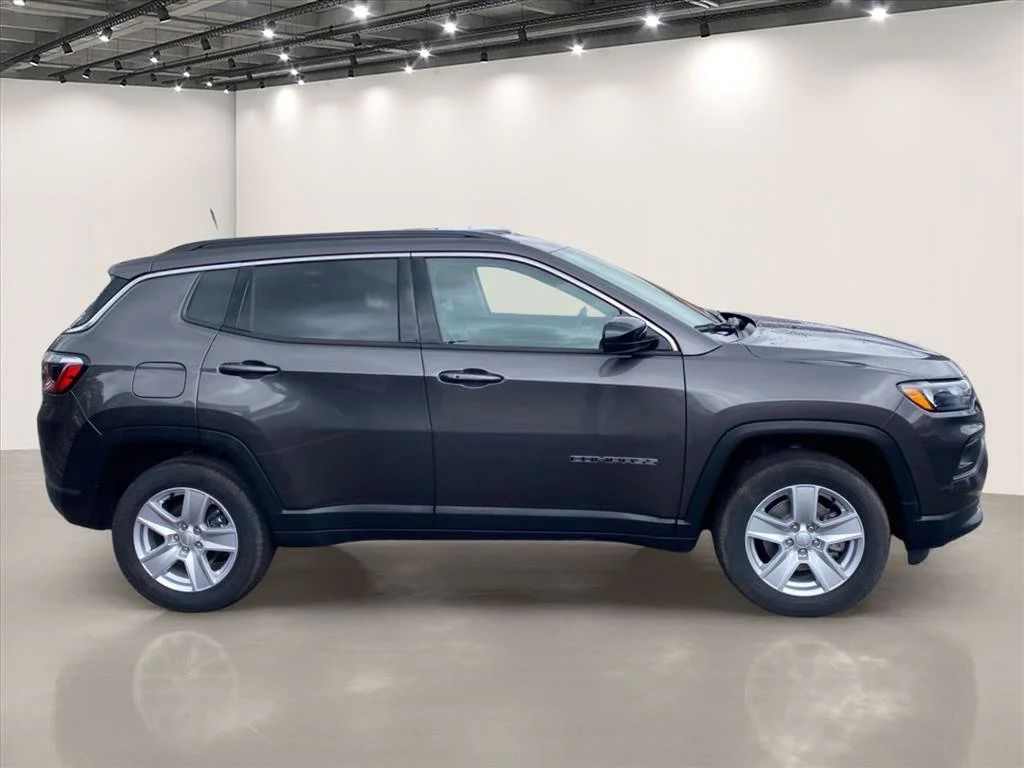 Used 2022 Granite Crystal Metallic Clearcoat Jeep Latitude image 8