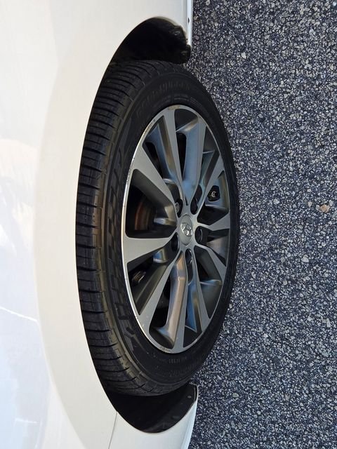 Used 2018 White Hyundai Base image 17