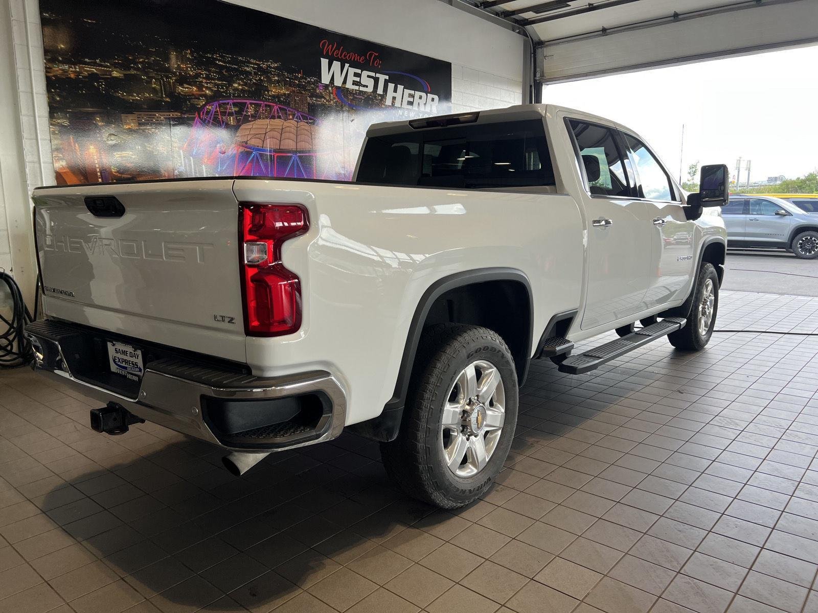 Used 2022 Summit White Chevrolet LTZ image 10