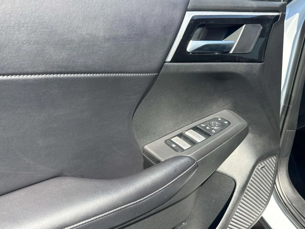 Used 2025 White Diamond Mitsubishi SE image 13