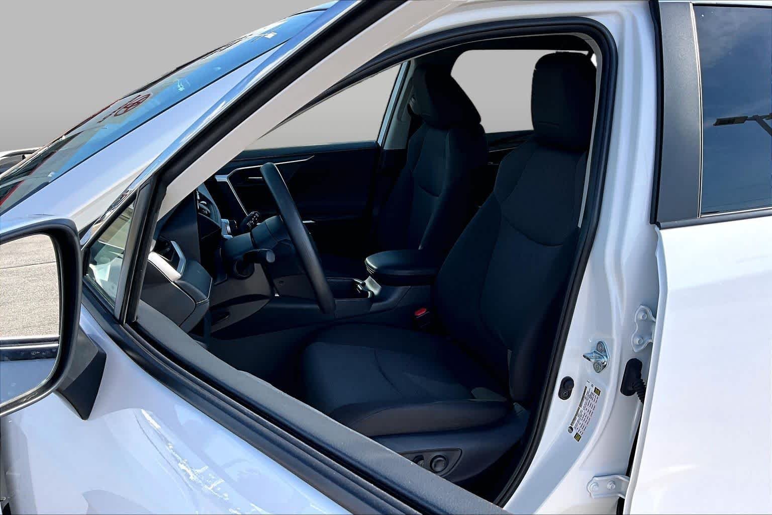Used 2025 Ice Cap Toyota Hybrid XLE image 8