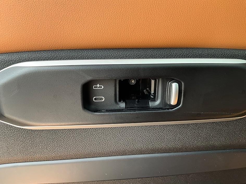 Used 2025 Gray BMW M60i image 30