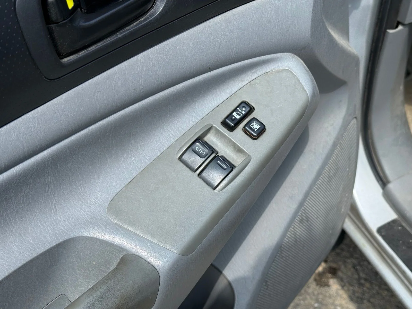 Used 2010  Toyota Base image 11