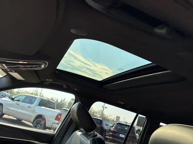 New 2026 Bright White Clear-Coat Exterior Paint Jeep Altitude image 13