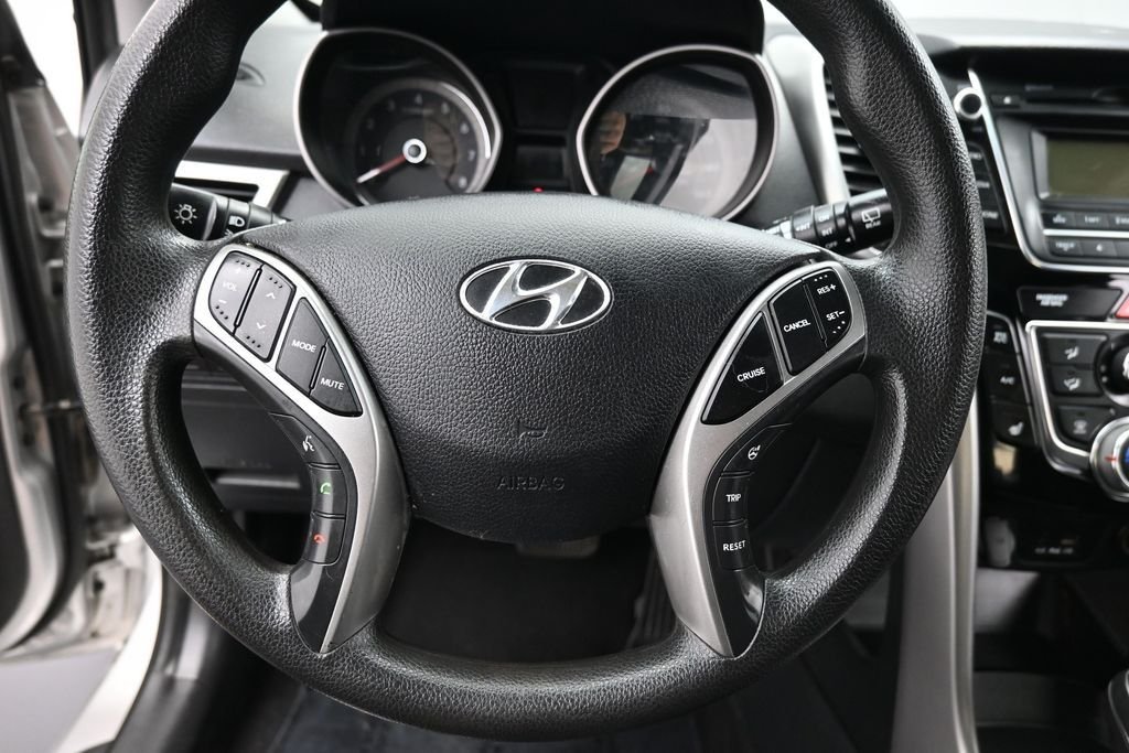Used 2013 Shimmering Silver Metallic Hyundai Base image 13