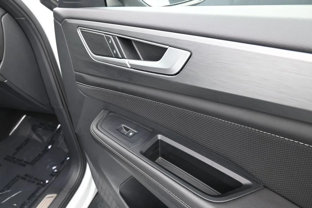 2025 Volkswagen Atlas Cross Sport SE w/Tech - Photo 15