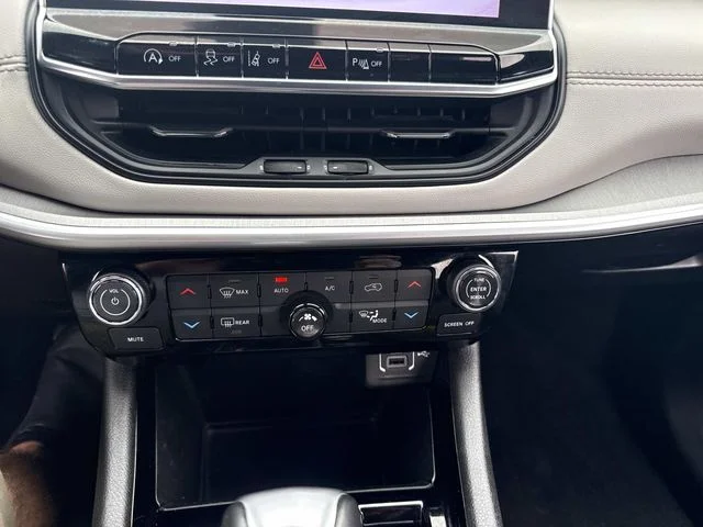 Used 2025 White Jeep Limited image 30