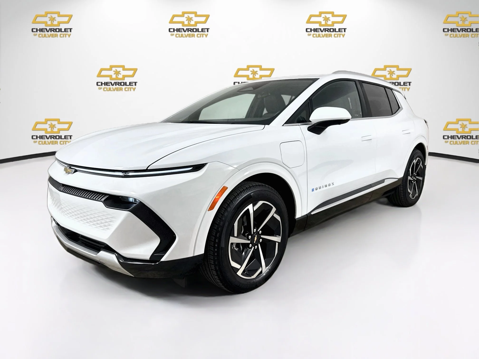 Used 2025 Summit White Chevrolet LT image 3