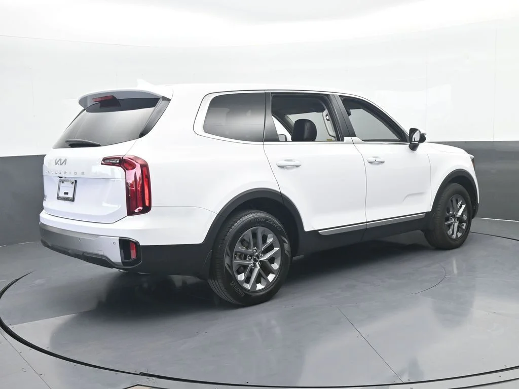 Used 2025 Glacial White Pearl Kia LX image 5