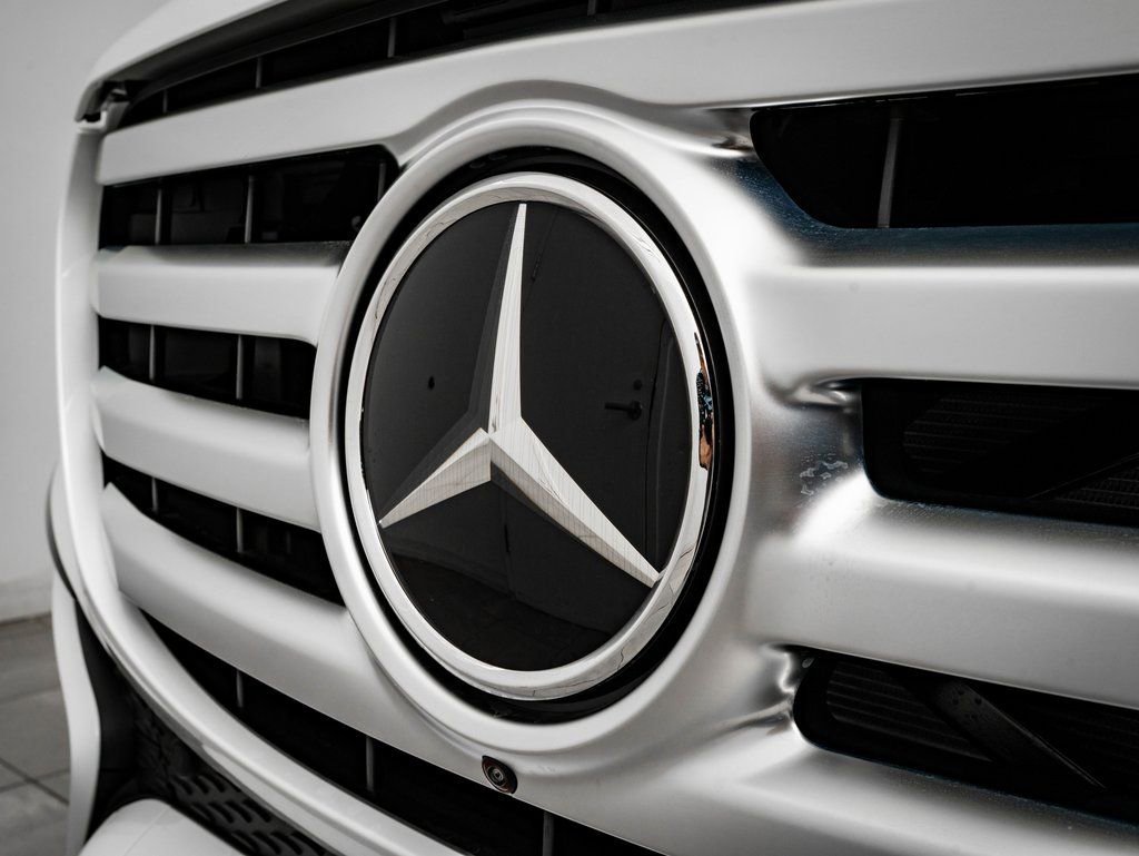 New 2026 MANUFAKTUR Moonlight White Metallic Mercedes-Benz GLS 450 image 3