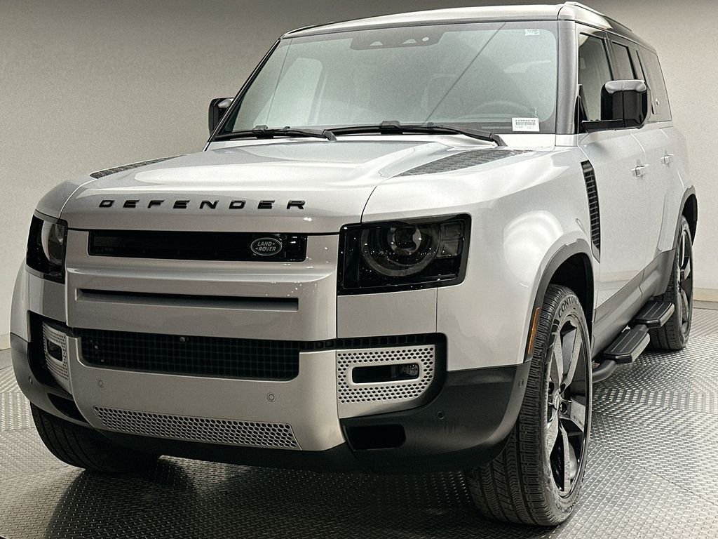 Used 2024 Hakuba Silver Metallic Land Rover S image 1