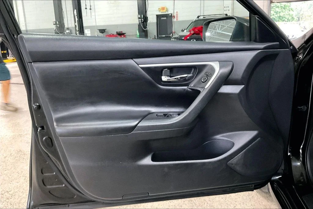 Used 2016 Black Nissan 2.5 S image 21