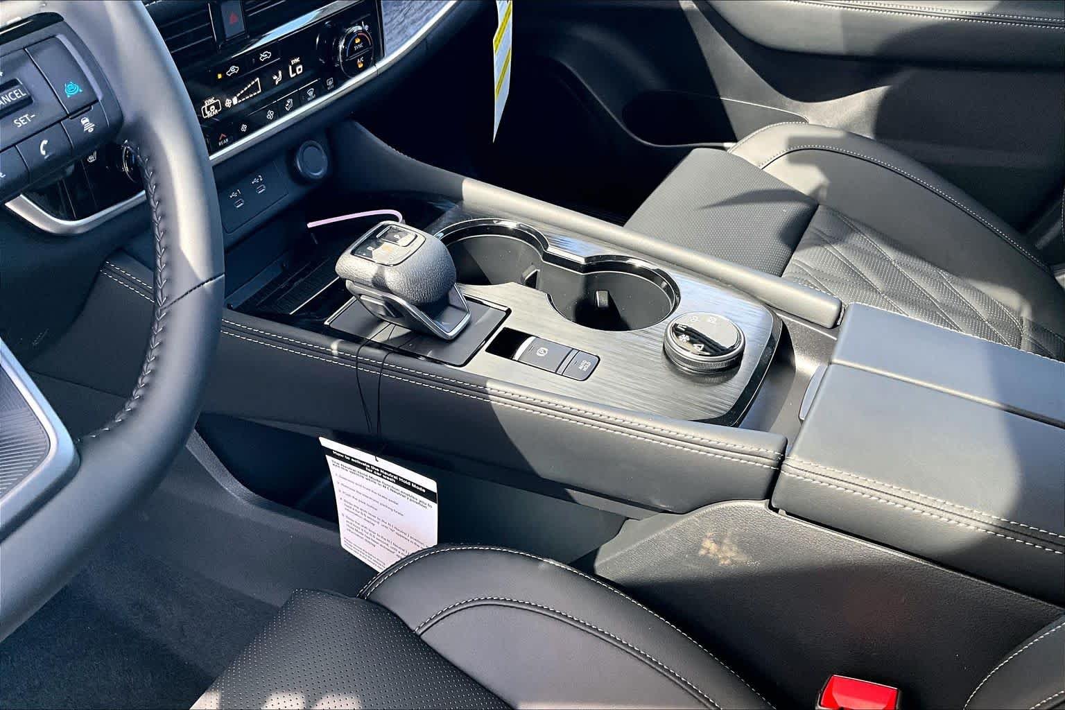 New 2026 Champagne Silver Metallic / Super Black Two-tone Nissan Platinum image 11