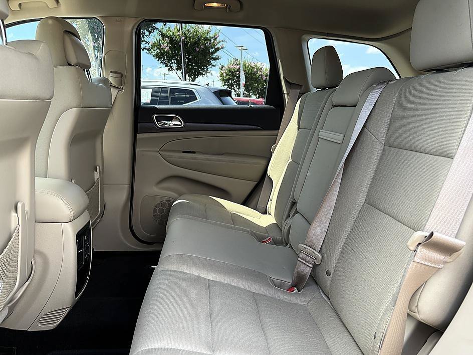 Used 2015 Granite Crystal Metallic Clearcoat Jeep Laredo image 10