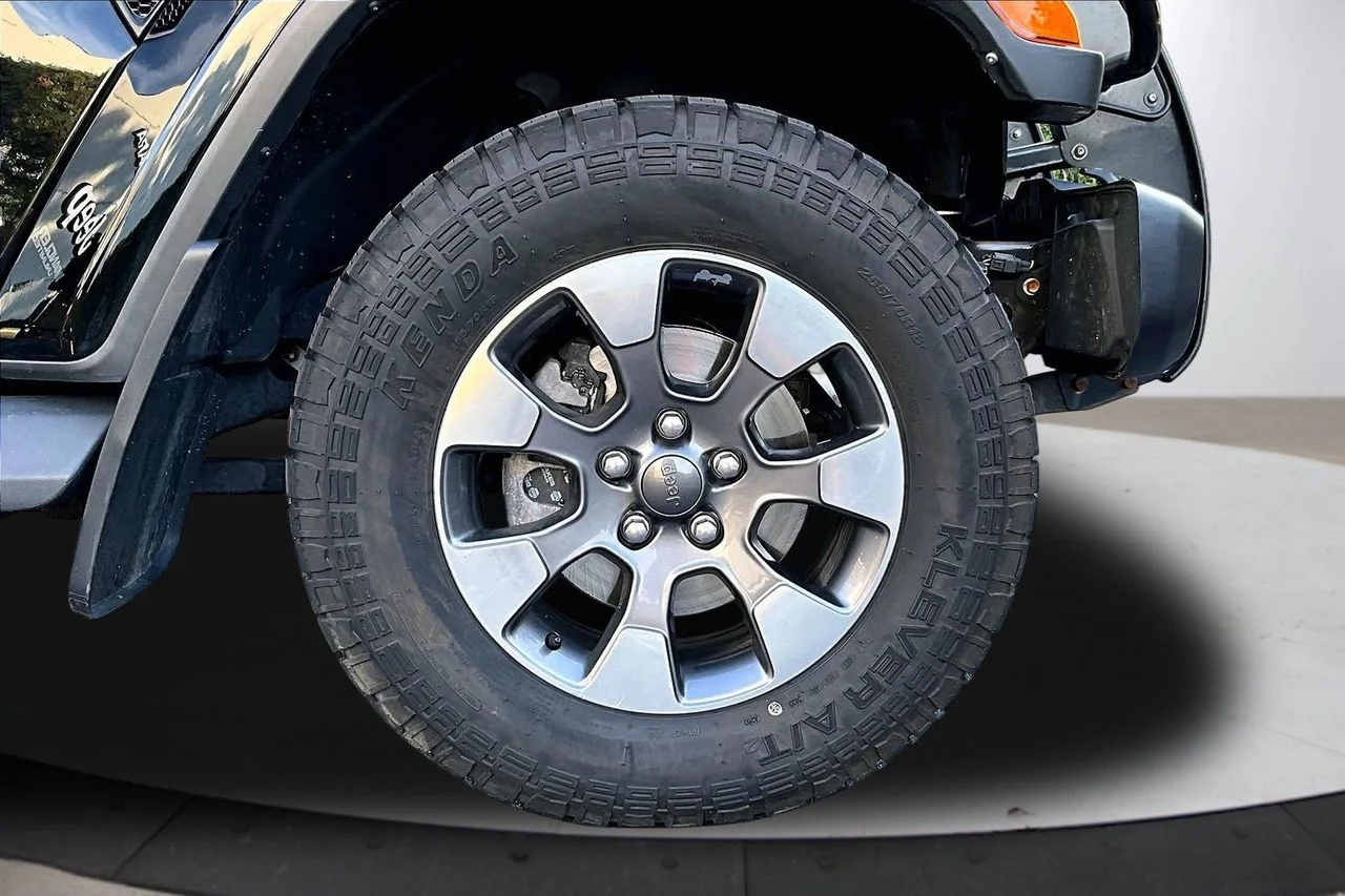 Used 2021 Black Jeep Sahara image 33