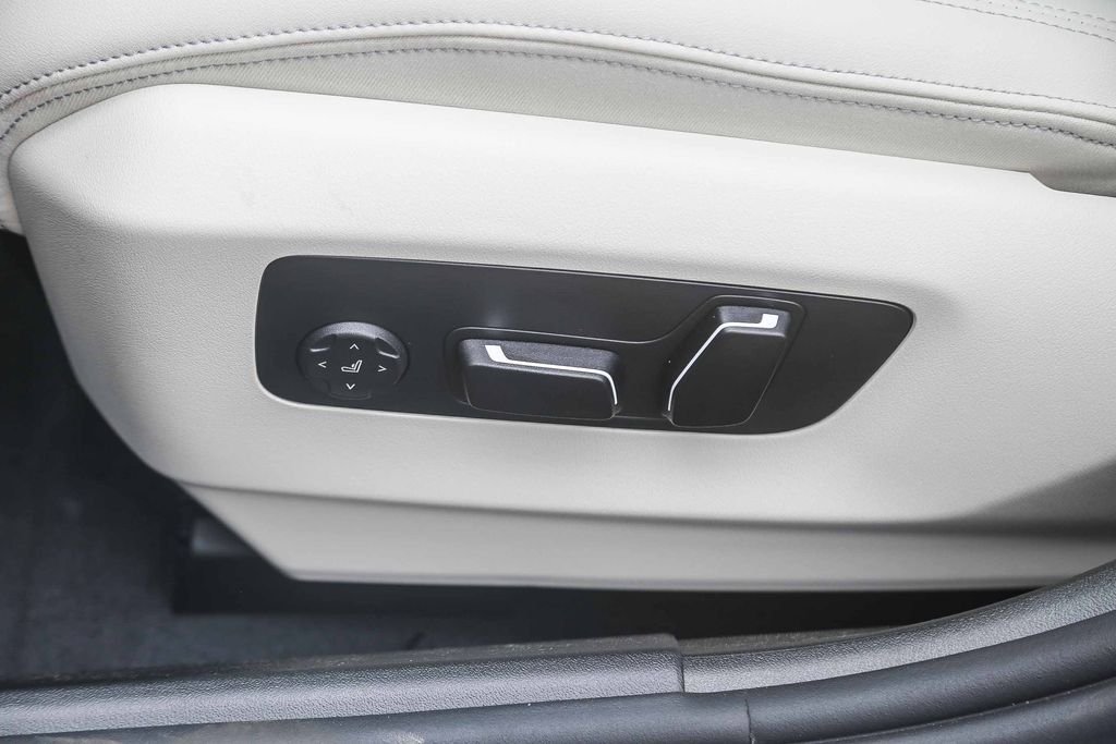 New 2027 Brooklyn Grey Metallic BMW 550e xDrive image 17