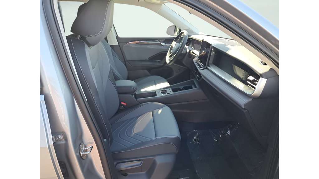 2025 Volkswagen Tiguan SE - Photo 17