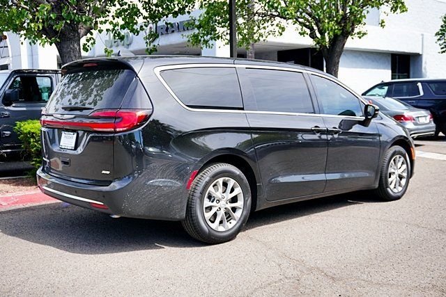 New 2026 Diamond Black Crystal Pearl-Coat Exterior Paint Chrysler Select image 8