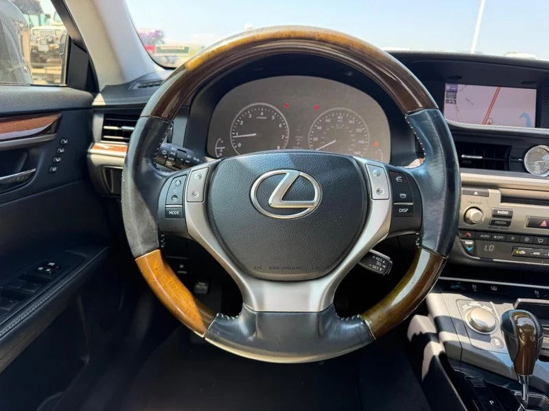 Used 2013 Nebula Gray Pearl Lexus 4dr Sdn image 12