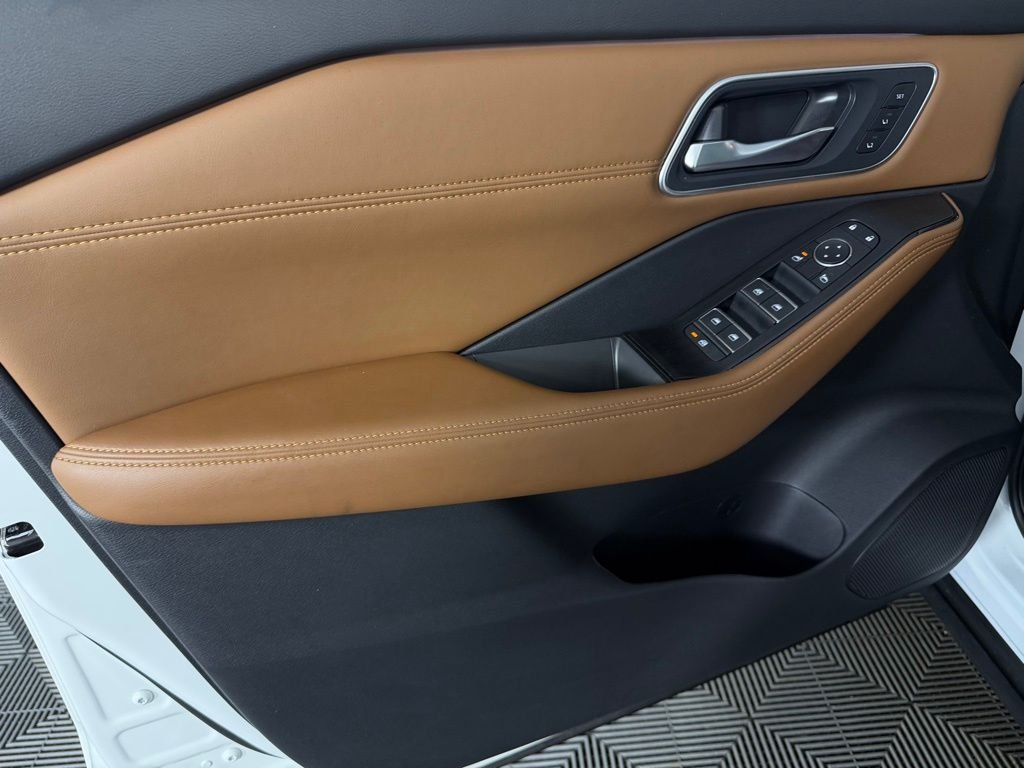 Used 2026 White Nissan Platinum image 26