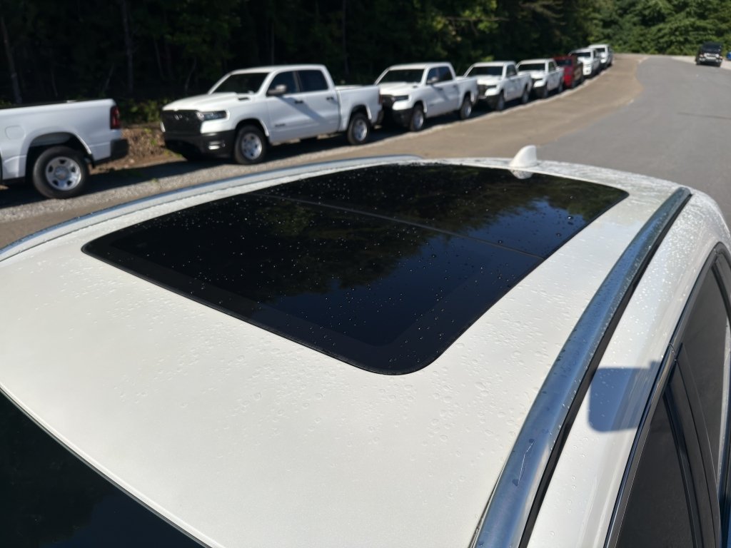 Used 2019 White Platinum Metallic Tri-Coat Lincoln Reserve image 17