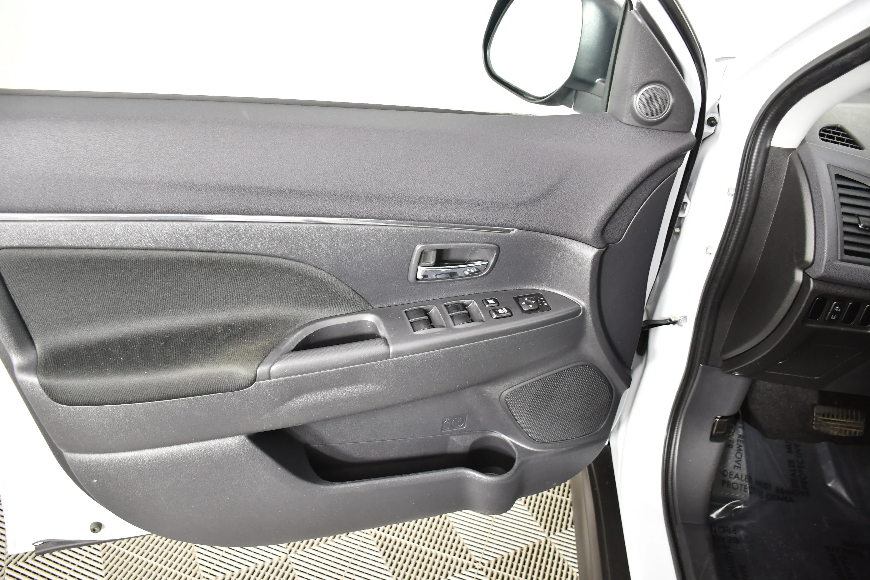 Used 2022 White Diamond Mitsubishi ES image 35