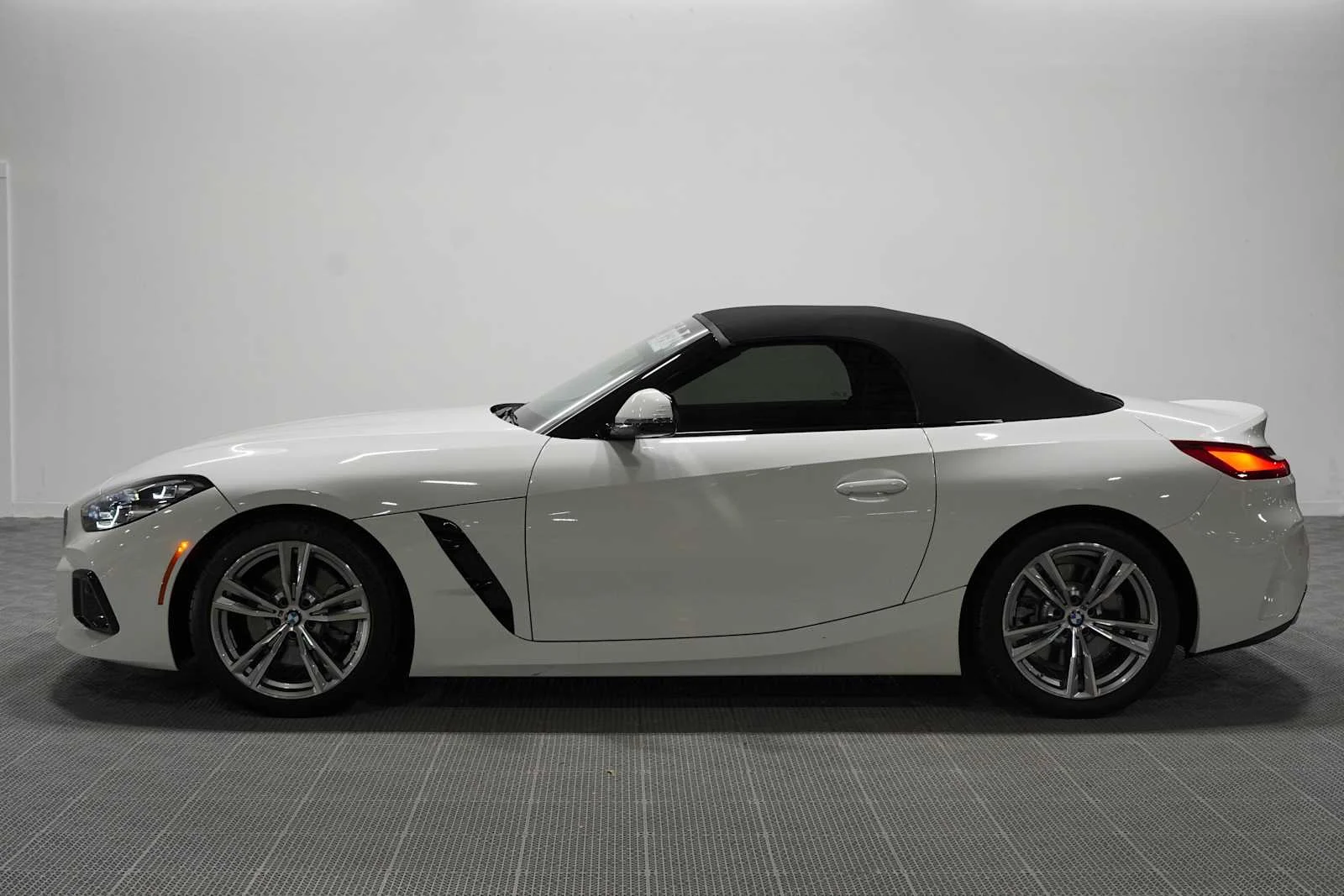 New 2026 Alpine White BMW sDrive30i image 3