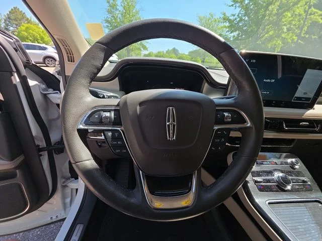 Used 2023 White Lincoln Standard image 14
