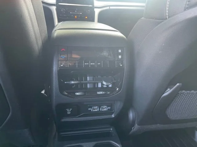 Used 2023  Jeep Limited image 10