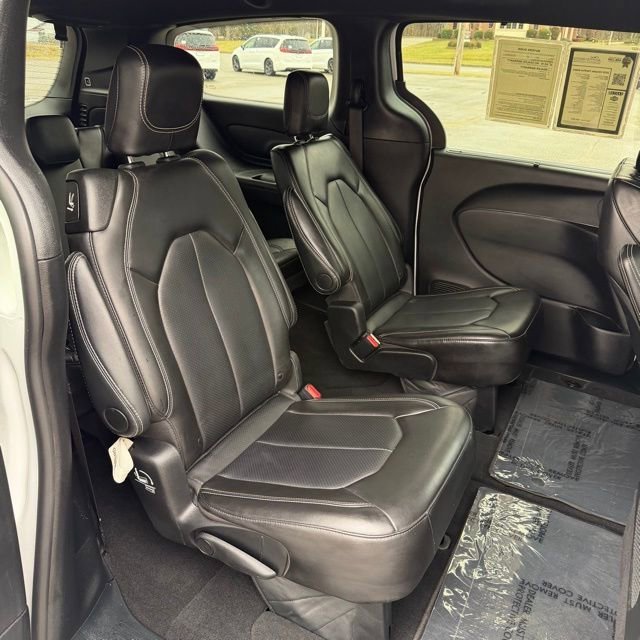 Used 2025  Chrysler Select image 45