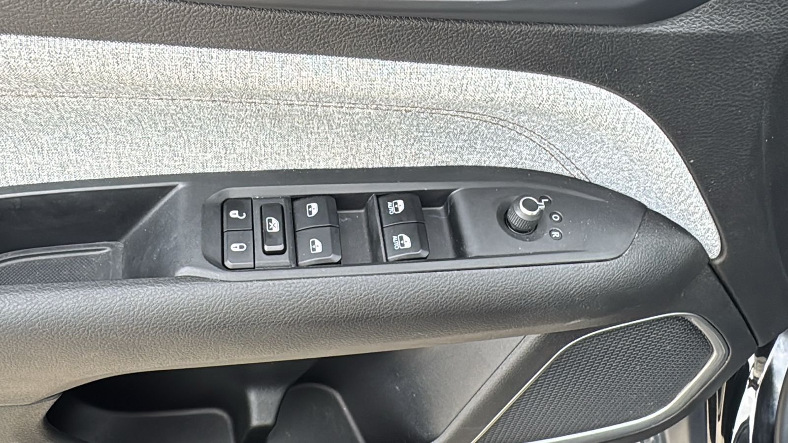 Used 2023 Black Jeep Latitude Lux image 21