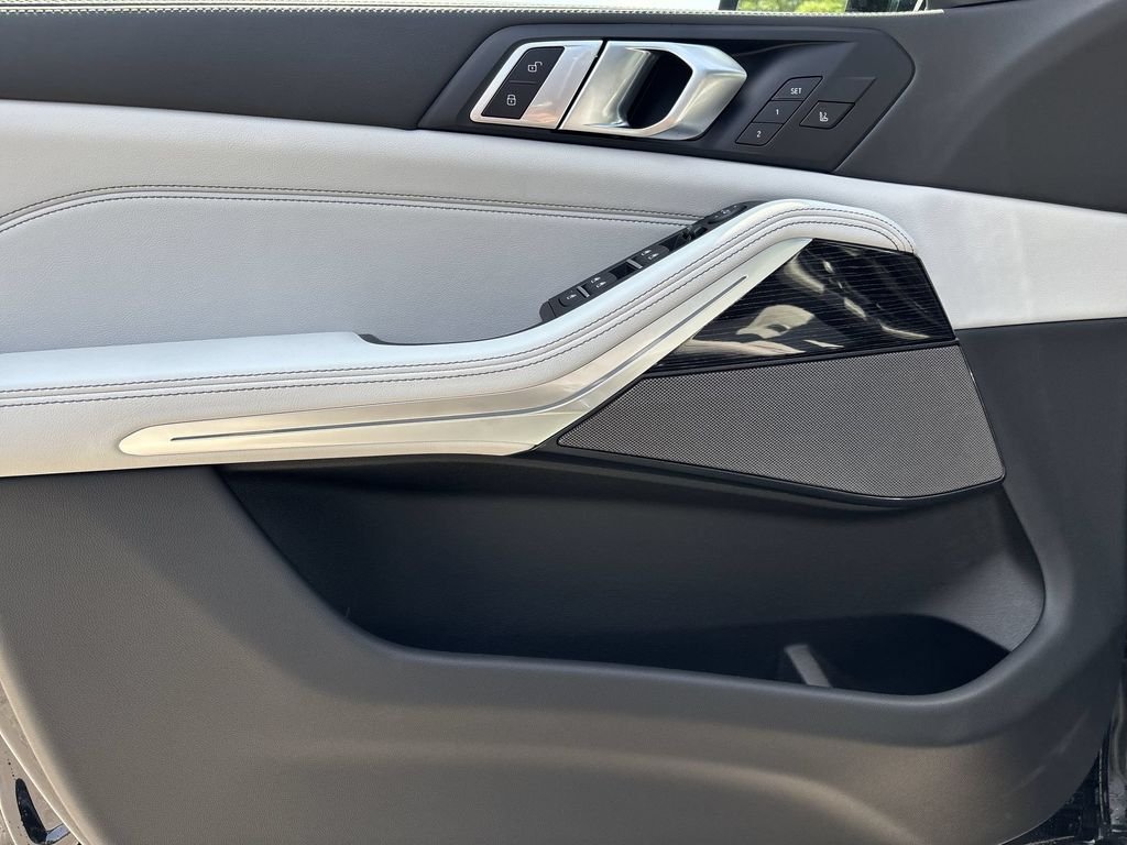 New 2026 Carbon Black Metallic BMW xDrive40i image 15