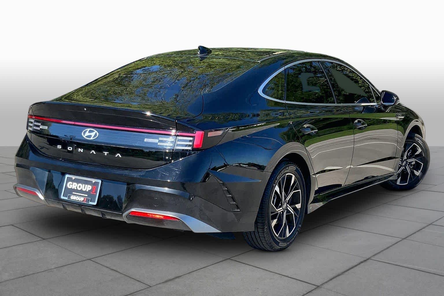 Used 2024 Onyx Black Hyundai SEL image 12