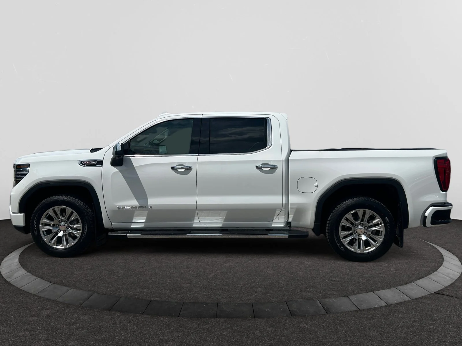 Used 2024 White GMC Denali Crew 6.2L Leather Sunroof Nav 4x4 image 2