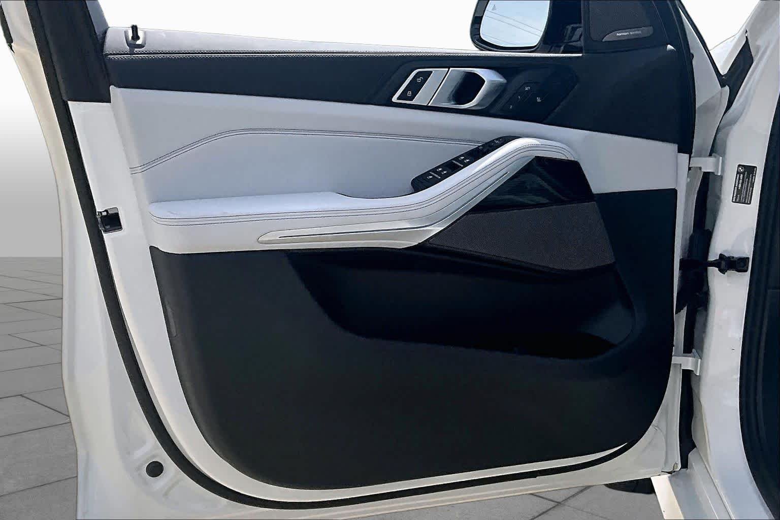 Used 2025 Alpine White BMW xDrive40i image 25