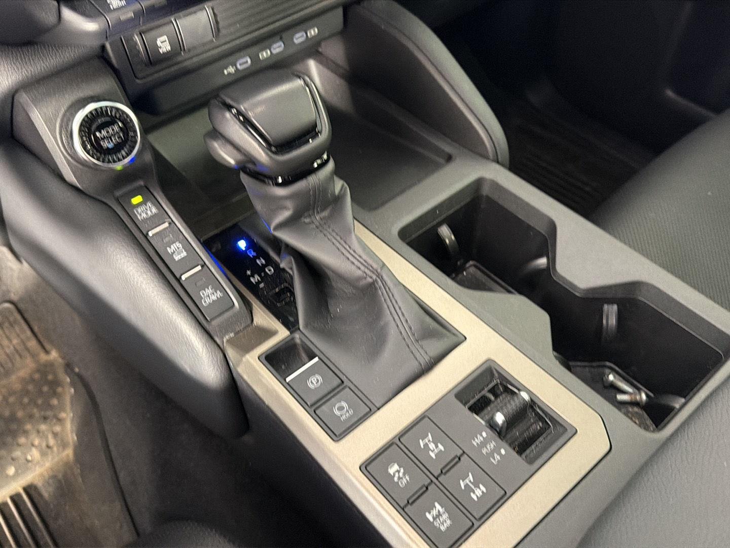 Used 2024 Wind Chill Pearl Toyota Base image 34