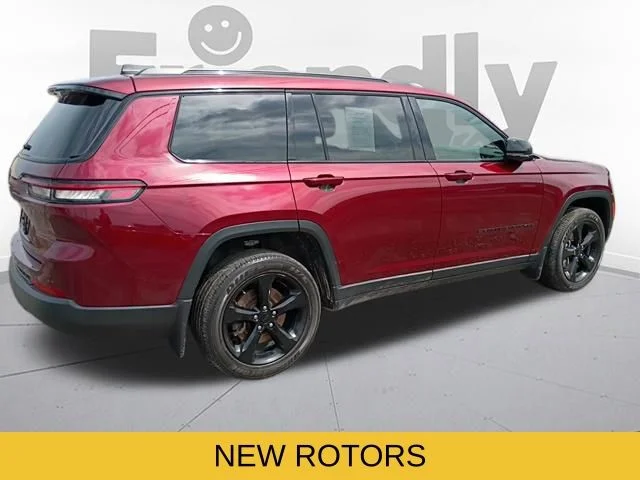 Used 2023 Red Jeep Altitude image 5